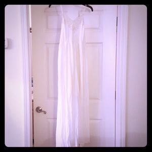 White maxi dress perfect for the beach!